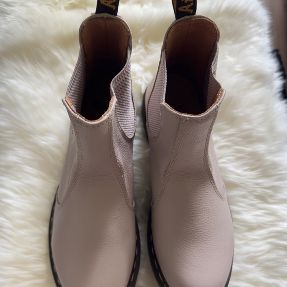 Dr. Martens Women's 2976 Chelsea Boot Vintage Taupe Leather Virginia Retail $190 - Picture 2 of 8